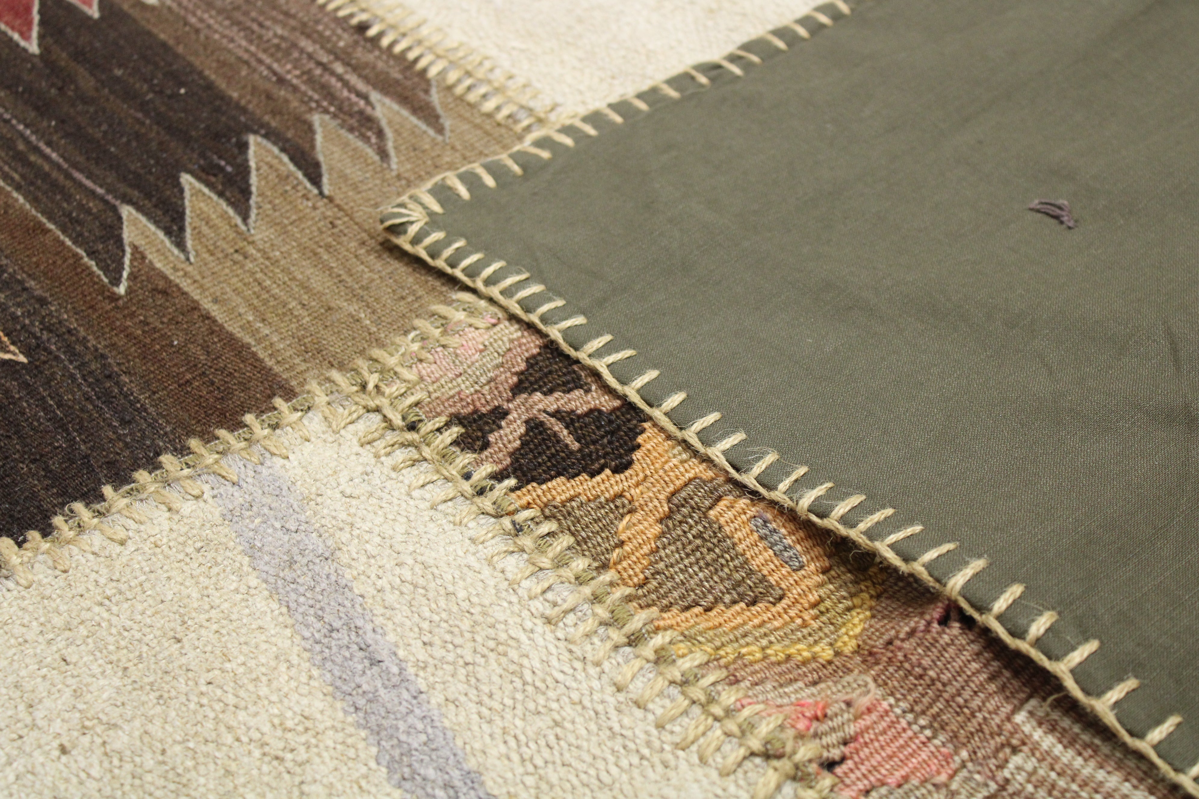 El Dokuma Kök Boya Yün Patchwork Halı