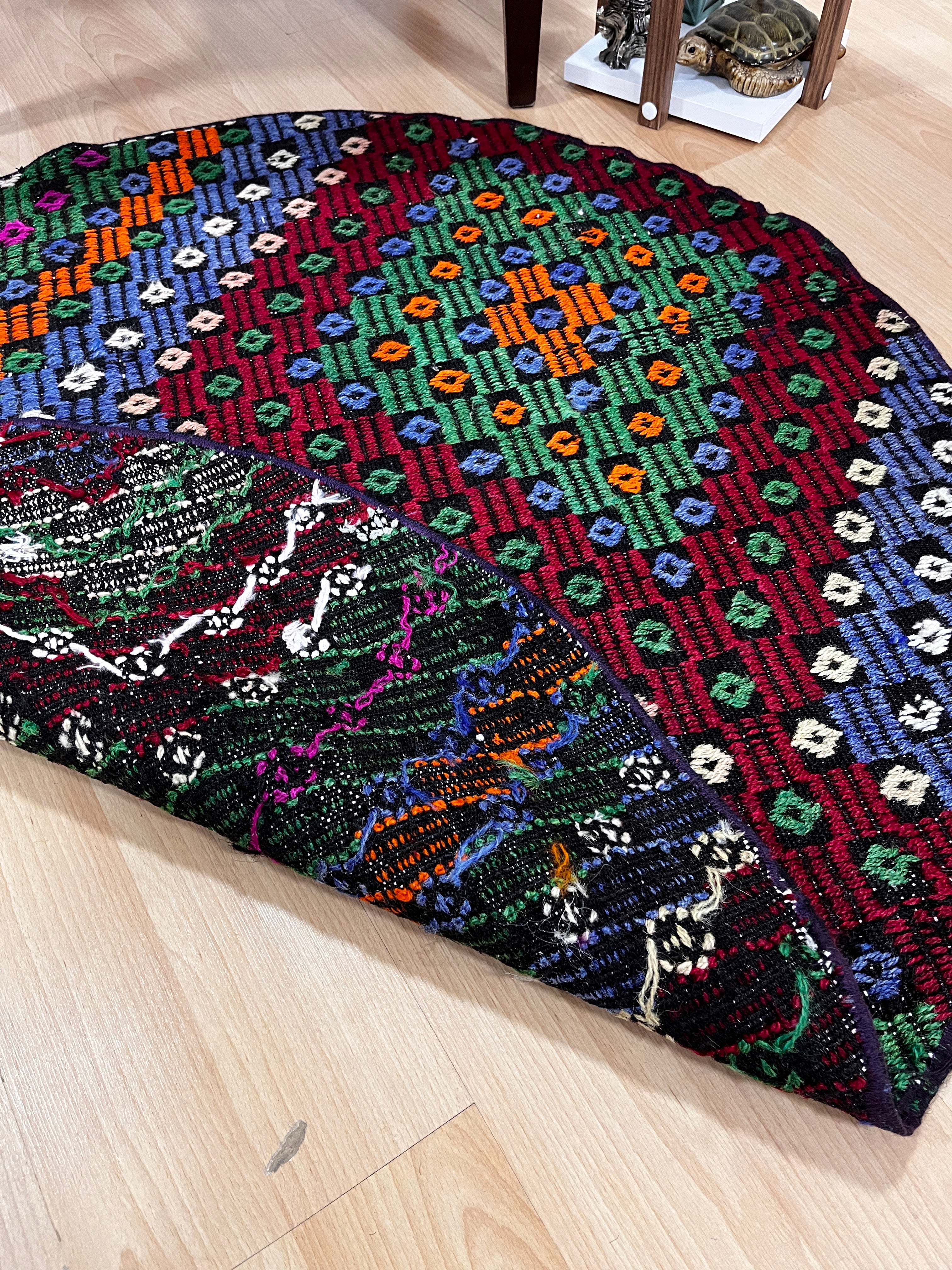 El Dokuma Anadolu Kök Boya Yuvarlak Yün Kilim