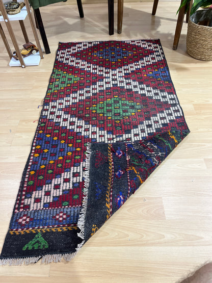 Handwoven Turkish Vintage Kilim (2'8" x 5'3")