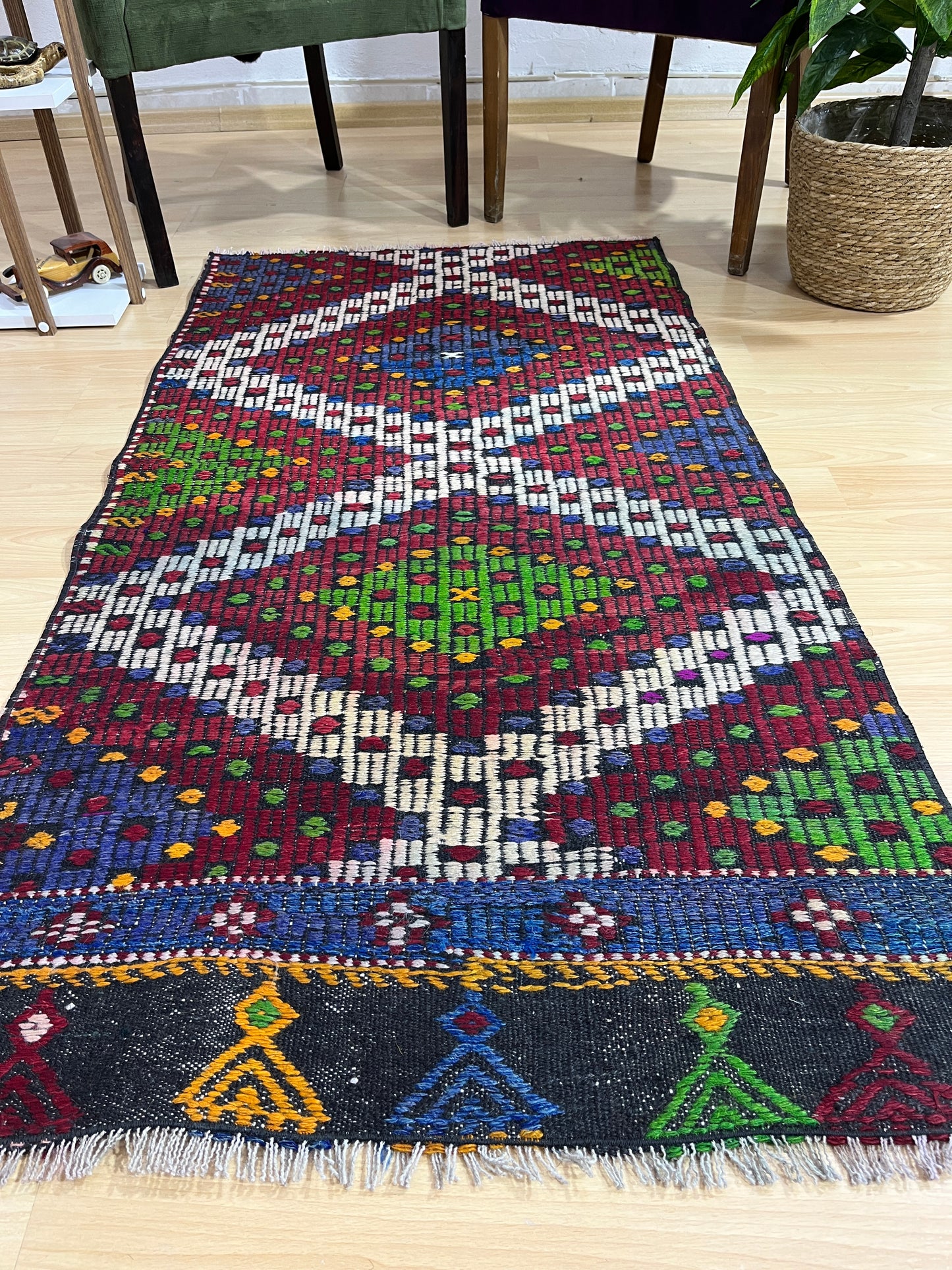 Handwoven Turkish Vintage Kilim (2'8" x 5'3")