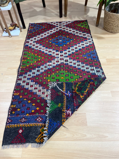 Handwoven Turkish Vintage Kilim (2'8" x 5'3")