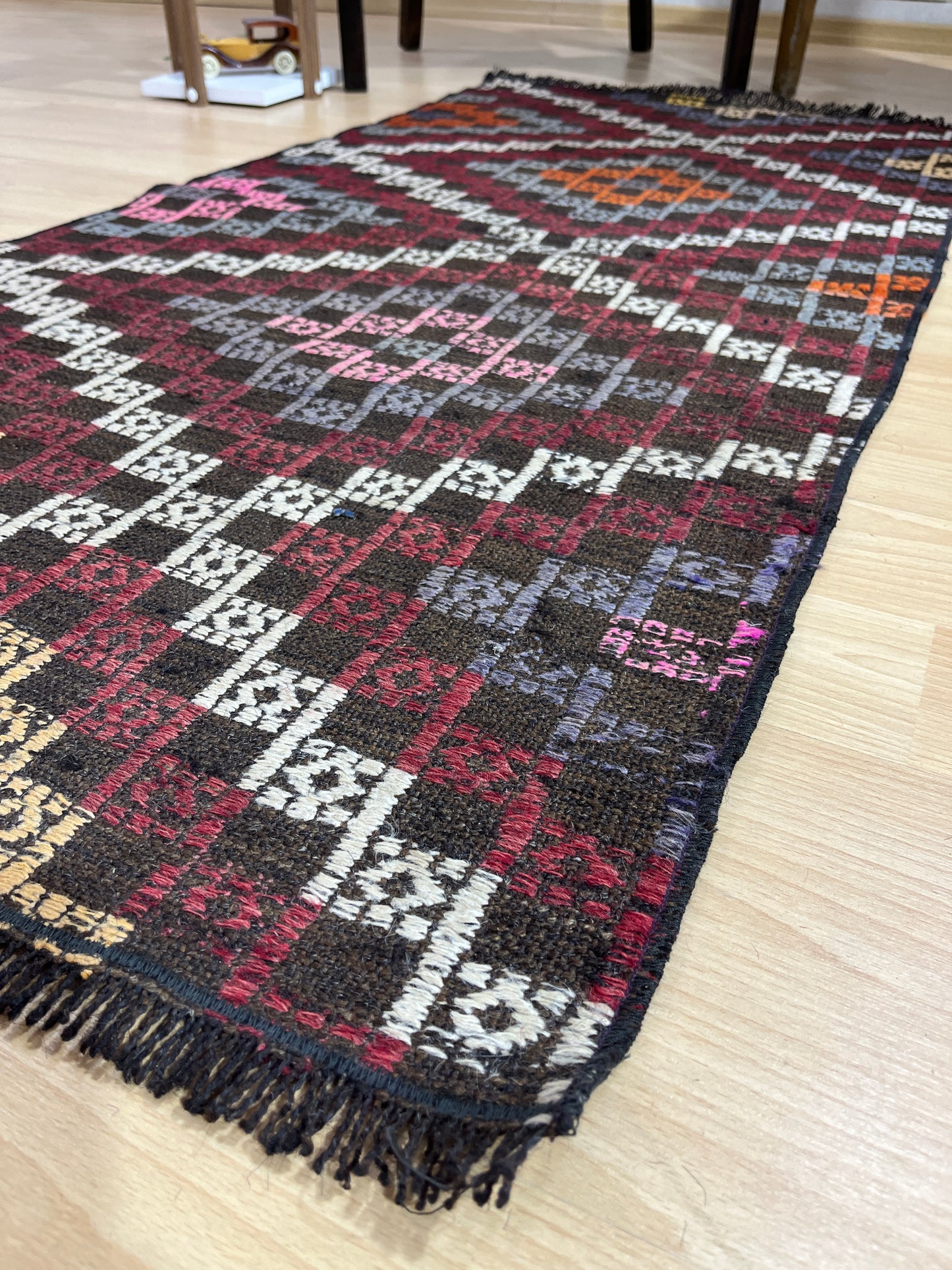 Handwoven Turkish Vintage Kilim (2'4" x 4'11")