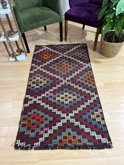 Handwoven Turkish Vintage Kilim (2'8" x 4'11")