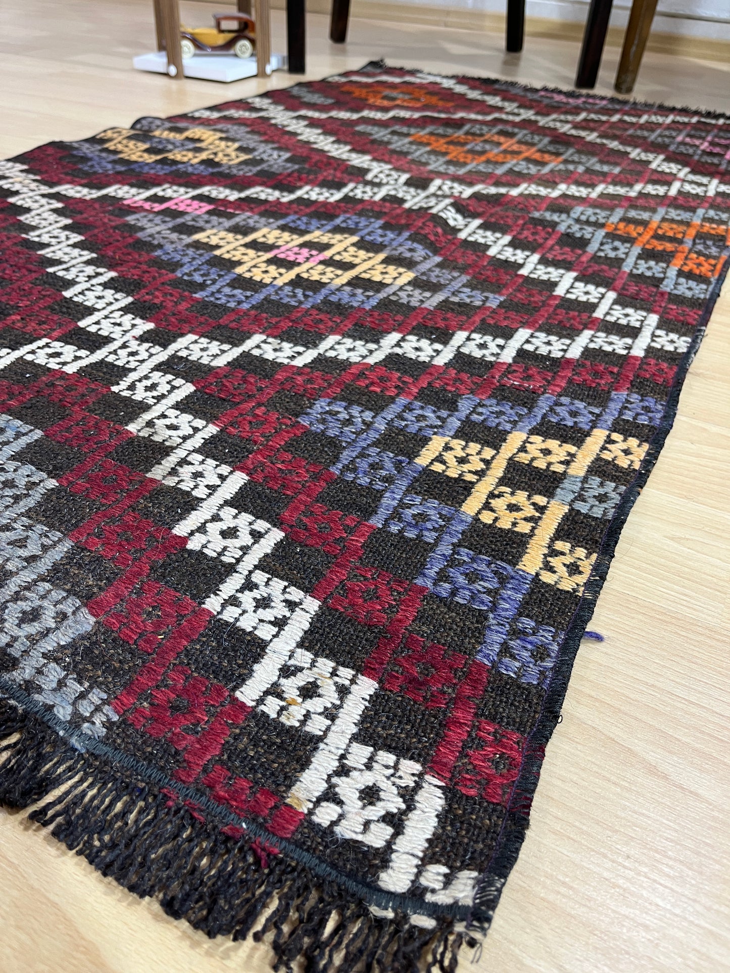 Handwoven Turkish Vintage Kilim (2'8" x 4'11")