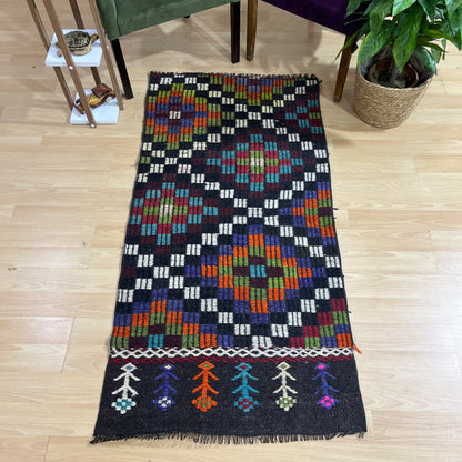 Handwoven Turkish Vintage Kilim (2'8" x 5'9")