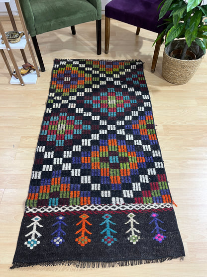 Handwoven Turkish Vintage Kilim (2'8" x 5'9")