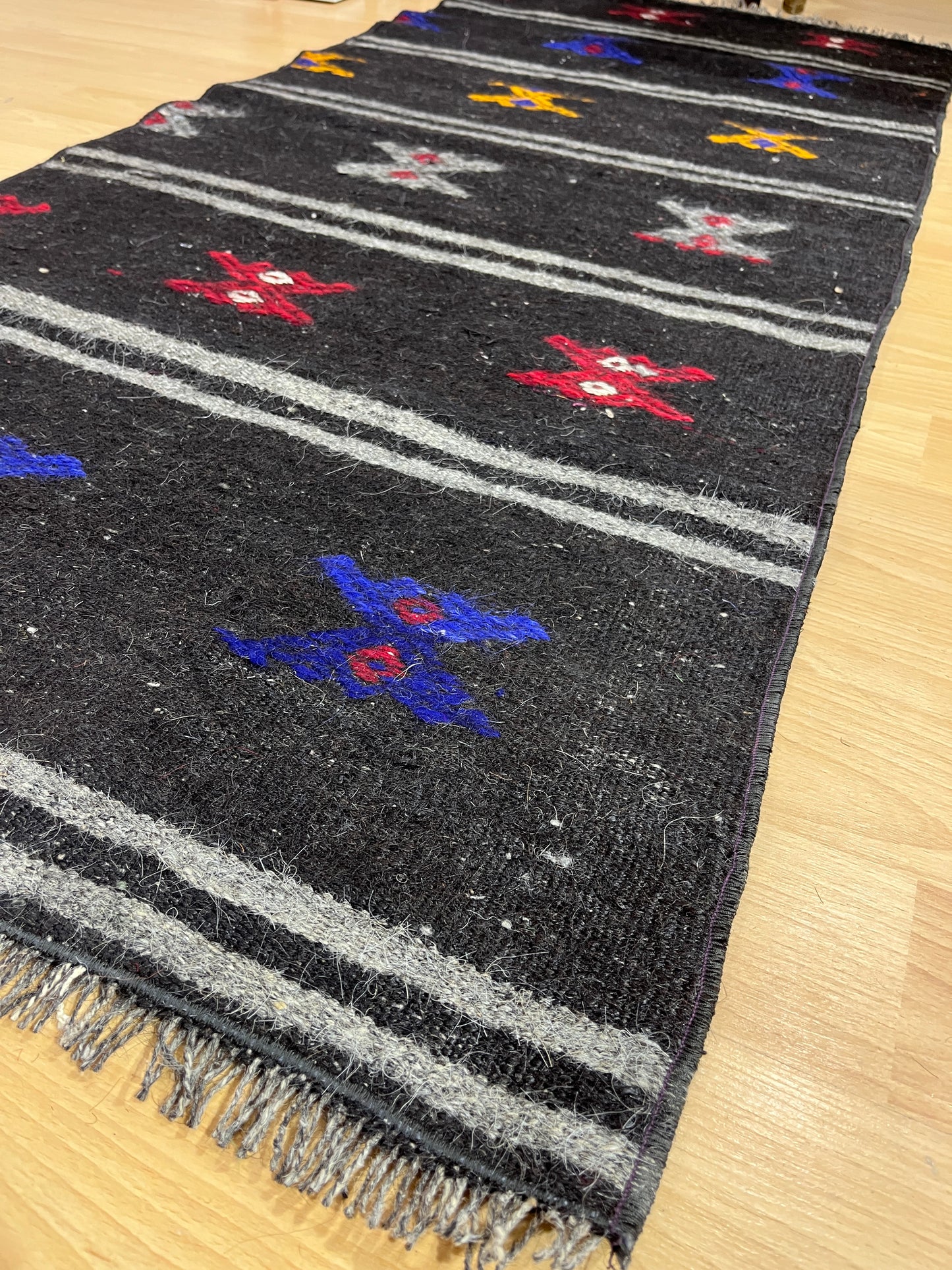 Handwoven Turkish Vintage Kilim (2'6" x 5'11")