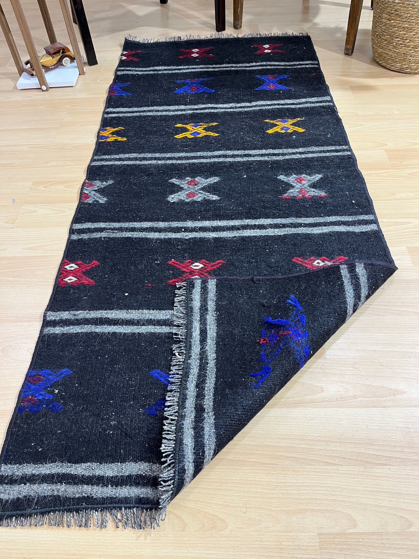 Handwoven Turkish Vintage Kilim (2'6" x 5'11")