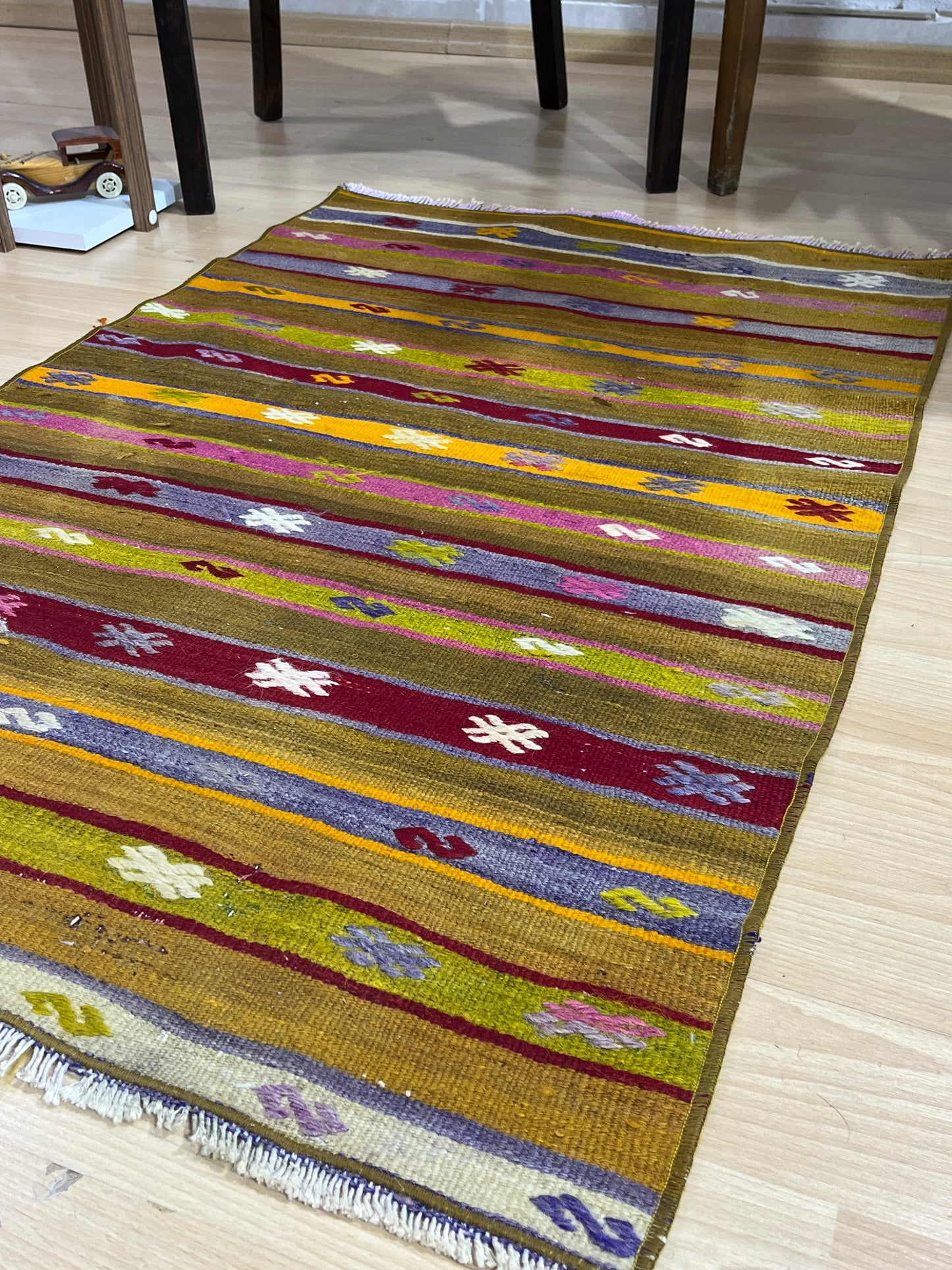 Handwoven Turkish Vintage Kilim (2'6" x 3'11")