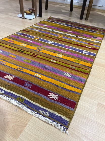 Handwoven Turkish Vintage Kilim (2'6" x 4'3")