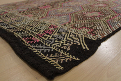 Handwoven Turkish Vintage Kilim (5'7" x 9'7")