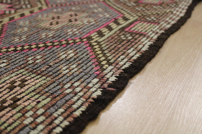 Handwoven Turkish Vintage Kilim (5'7" x 9'7")