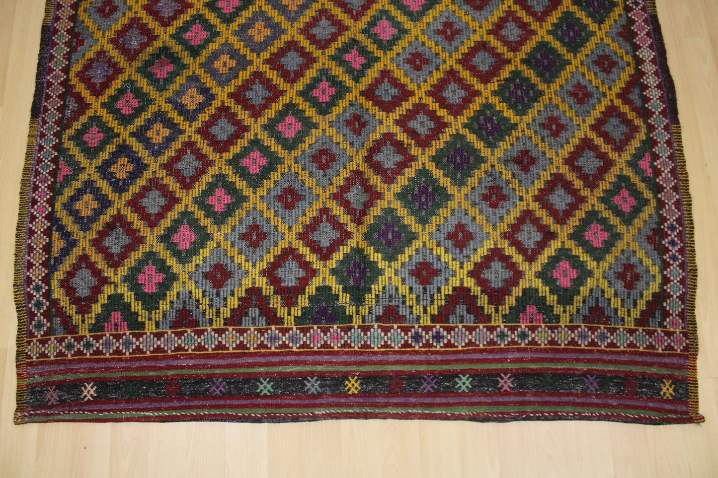 Handwoven Turkish Vintage Kilim (5'9" x 9'3")