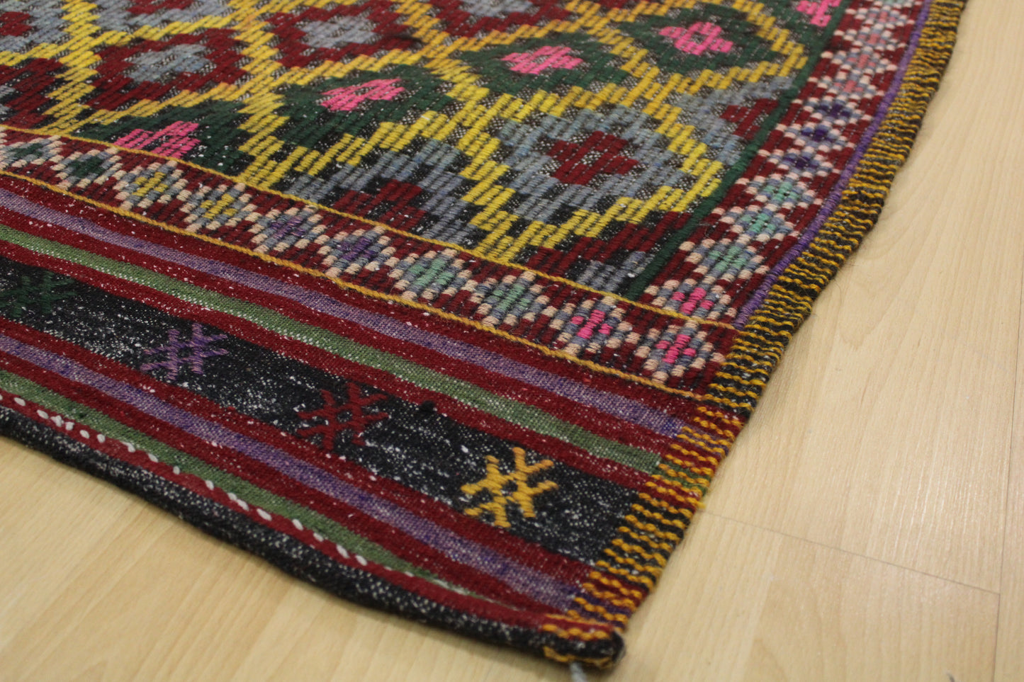 Handwoven Turkish Vintage Kilim (5'9" x 9'3")