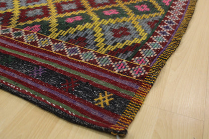 Handwoven Turkish Vintage Kilim (5'9" x 9'3")