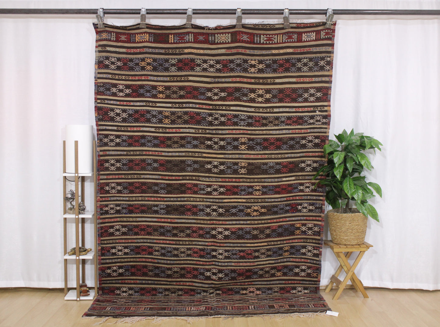 Handwoven Turkish Vintage Kilim (5'8" x 8'11")