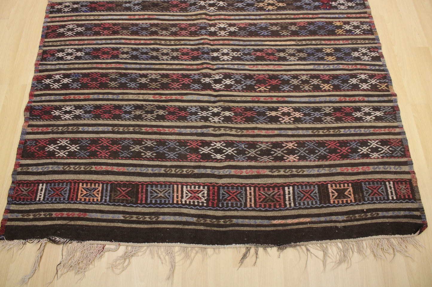 Handwoven Turkish Vintage Kilim (5'8" x 8'11")