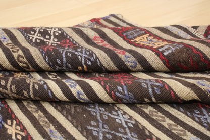 Handwoven Turkish Vintage Kilim (5'8" x 8'11")