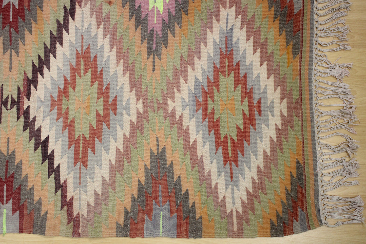 Handwoven Turkish Vintage Kilim (5'4" x 8'11")