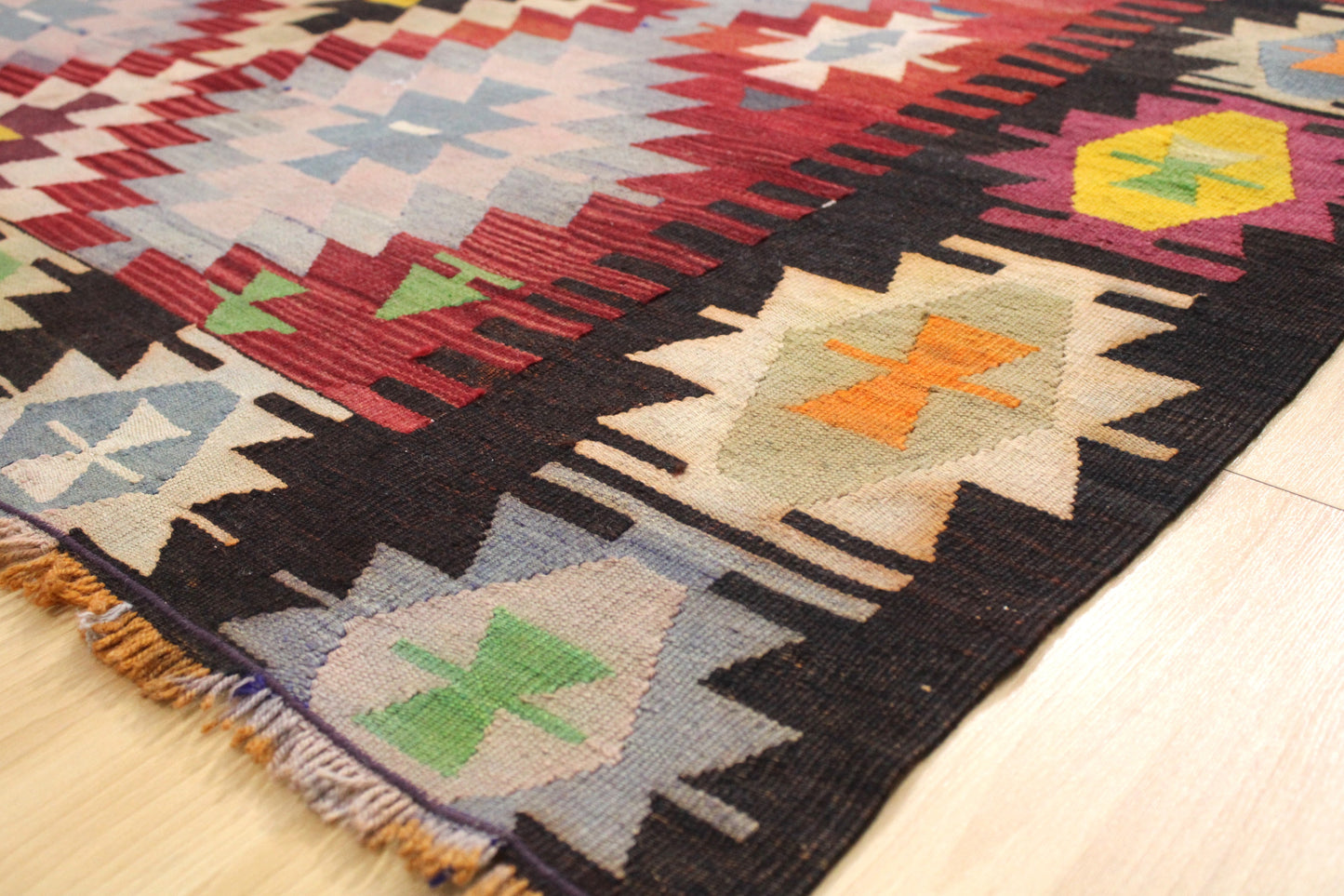 Handwoven Turkish Vintage Kilim (5'5" x 7'12")