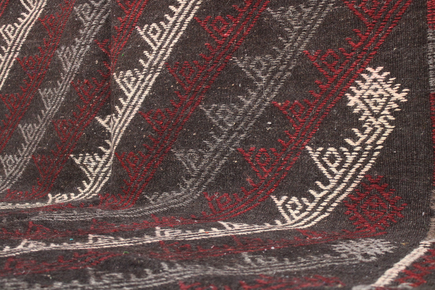 Handwoven Turkish Vintage Kilim (5'6" x 10'11")