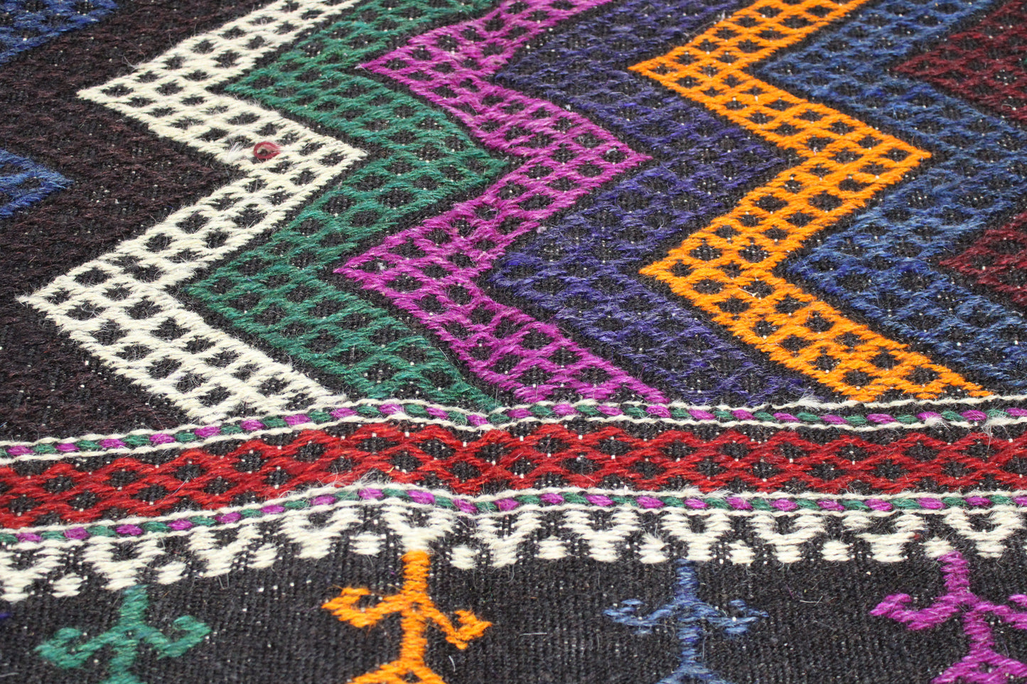 Handwoven Turkish Vintage Kilim (6'10" x 8'12")