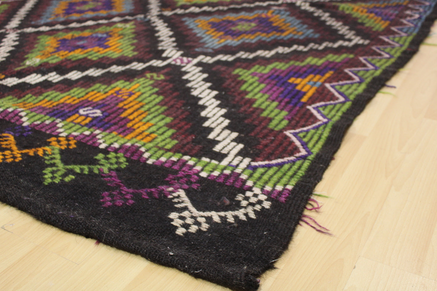 Handwoven Turkish Vintage Kilim (6'7" x 10'5")