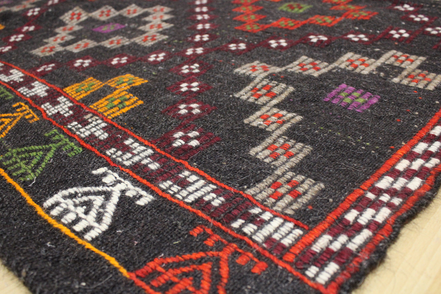 Handwoven Turkish Vintage Kilim (5'9" x 10'6")