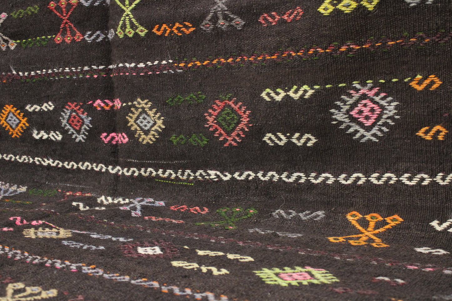 Handwoven Turkish Vintage Kilim (5'8" x 10'11")