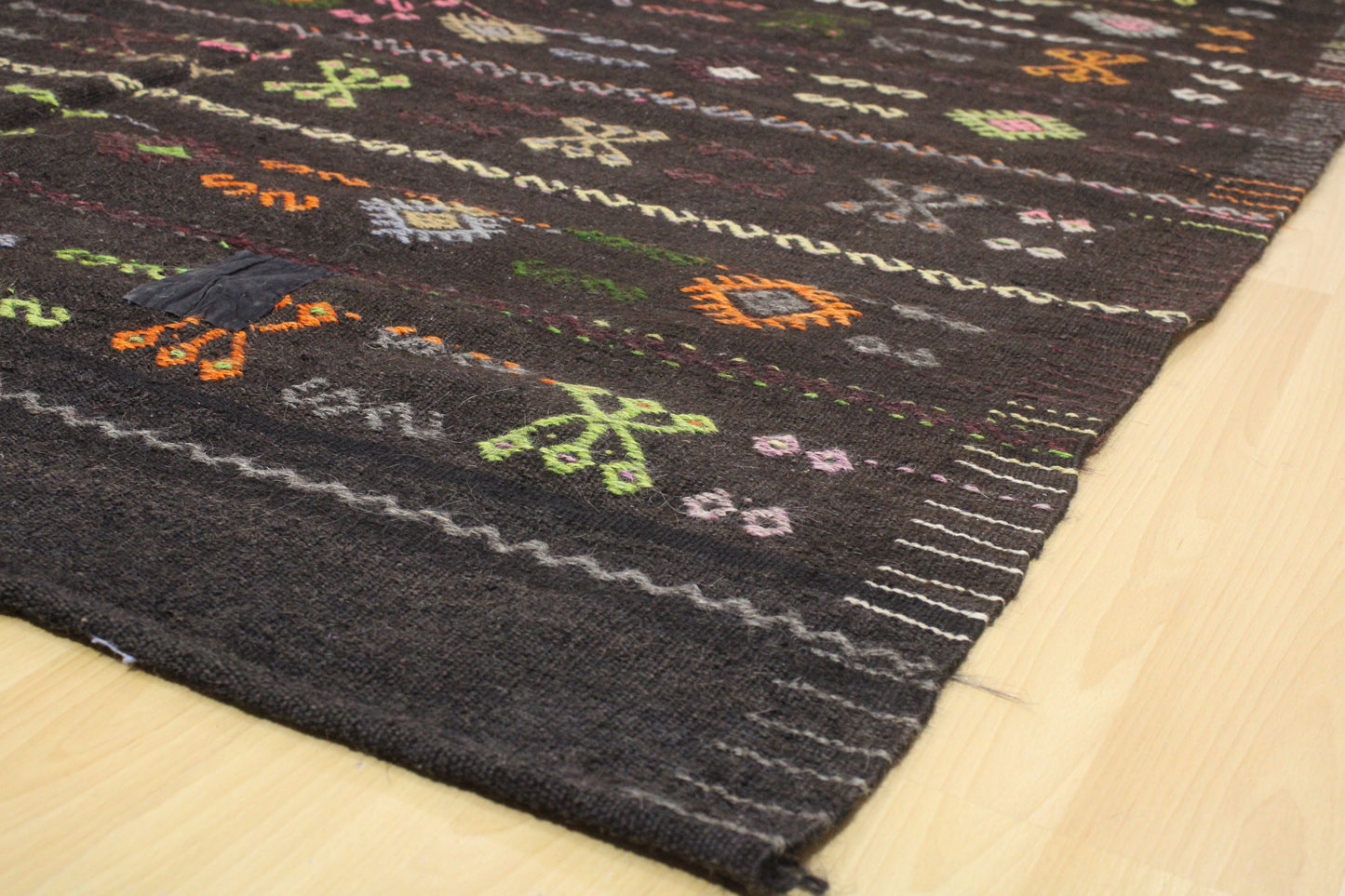 Handwoven Turkish Vintage Kilim (5'8" x 10'11")