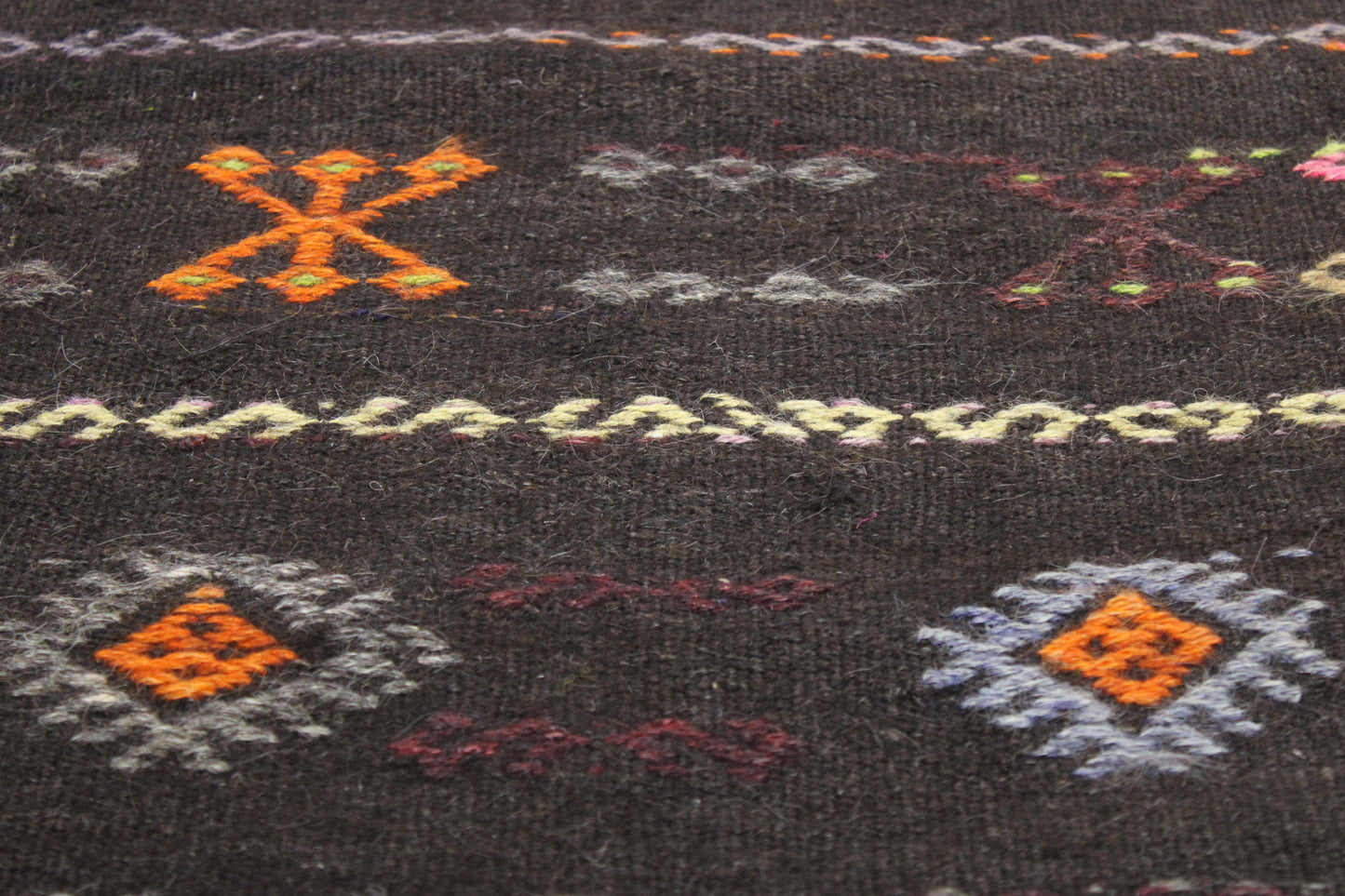 Handwoven Turkish Vintage Kilim (5'8" x 10'11")