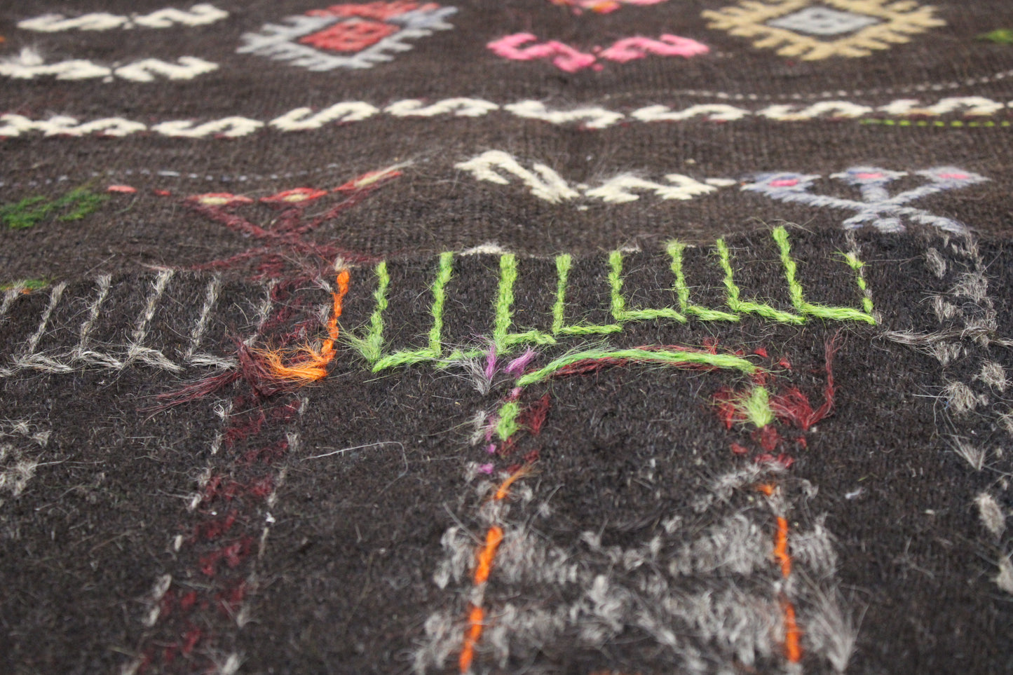 Handwoven Turkish Vintage Kilim (5'8" x 10'11")