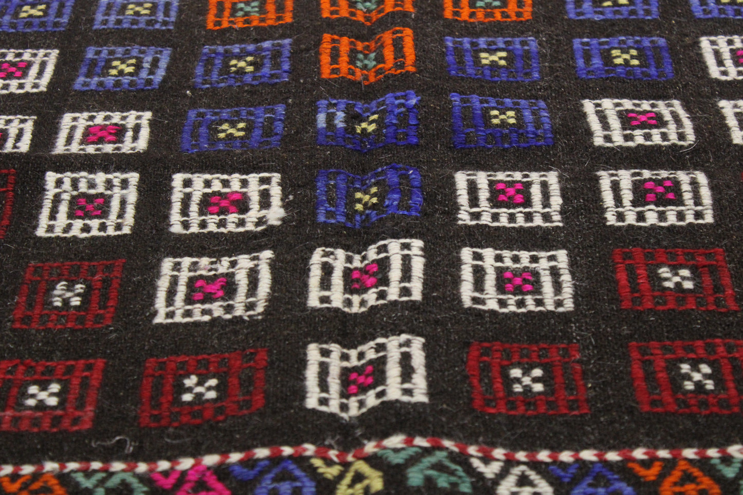 Handwoven Turkish Vintage Kilim (5'11" x 7'6")