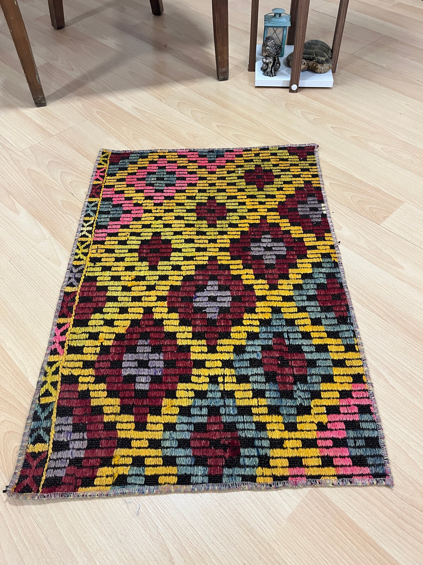 Handwoven Turkish Vintage Kilim (1'8" x 2'6")