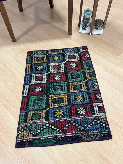 Handwoven Turkish Vintage Kilim (1'8" x 2'6")