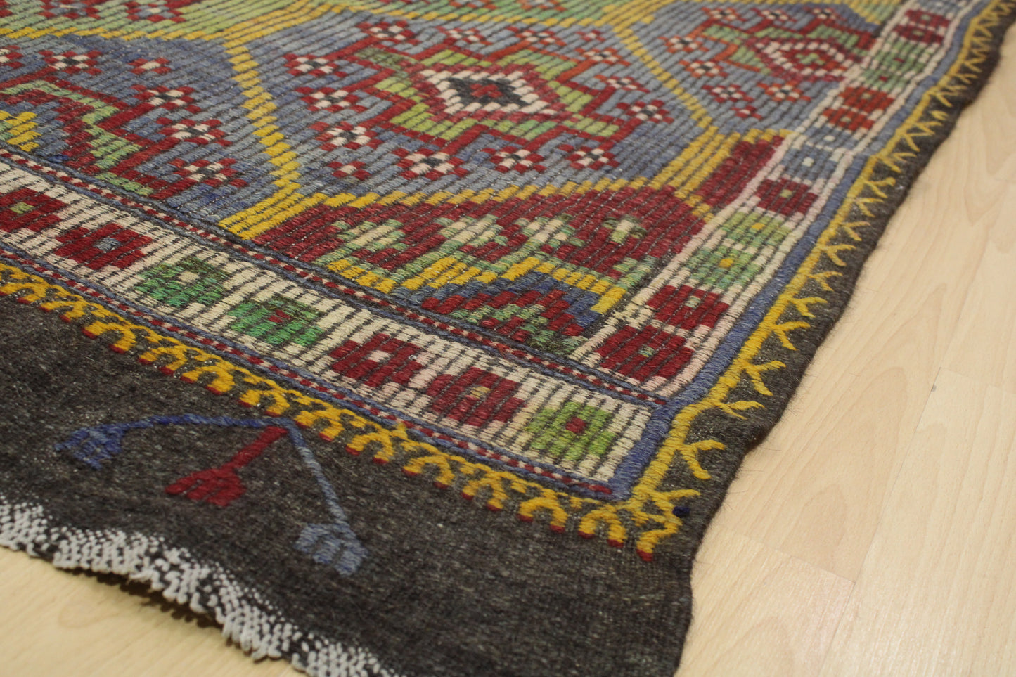 Handwoven Turkish Vintage Kilim (5'8" x 9'11")