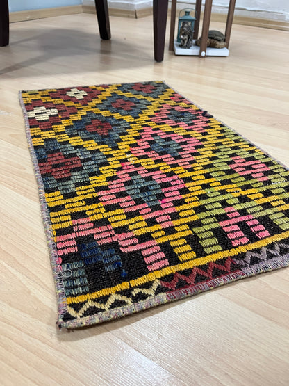 Handwoven Turkish Vintage Kilim (1'4" x 2'4")