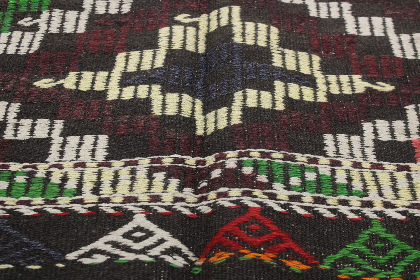 Handwoven Turkish Vintage Kilim (5'8" x 8'6")