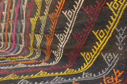 Handwoven Turkish Vintage Kilim (5'10" x 9'1")