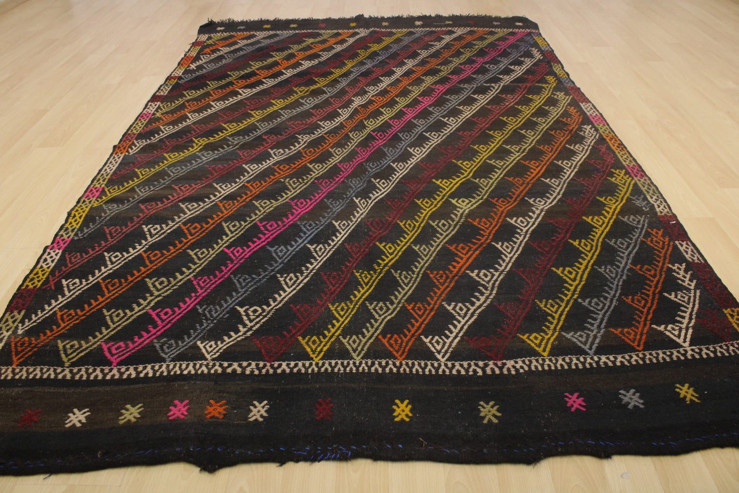 Handwoven Turkish Vintage Kilim (5'10" x 9'1")