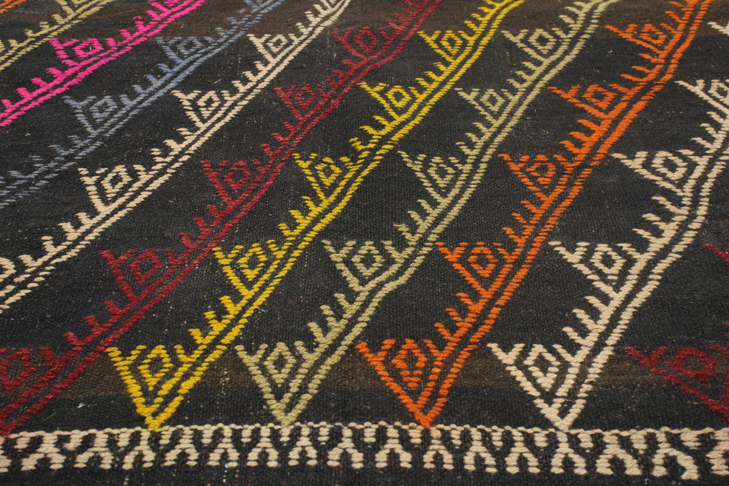 Handwoven Turkish Vintage Kilim (5'10" x 9'1")