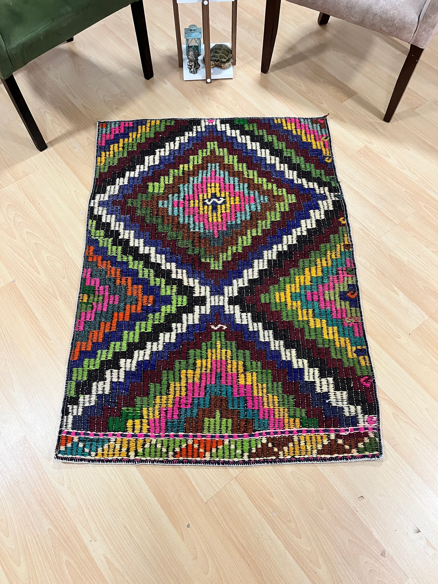 Handwoven Turkish Vintage Kilim (2'11" x 4'4")