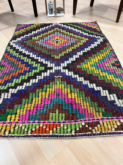 Handwoven Turkish Vintage Kilim (2'11" x 4'4")