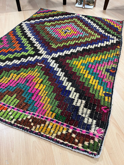 Handwoven Turkish Vintage Kilim (2'11" x 4'4")