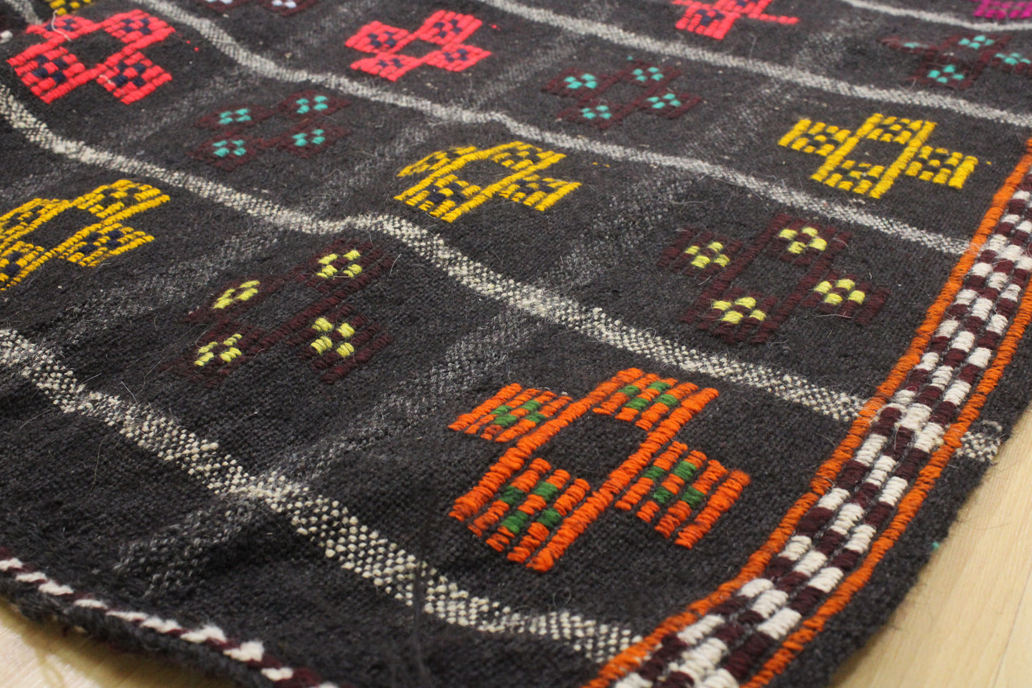 Handwoven Turkish Vintage Kilim (5'4" x 9'3")