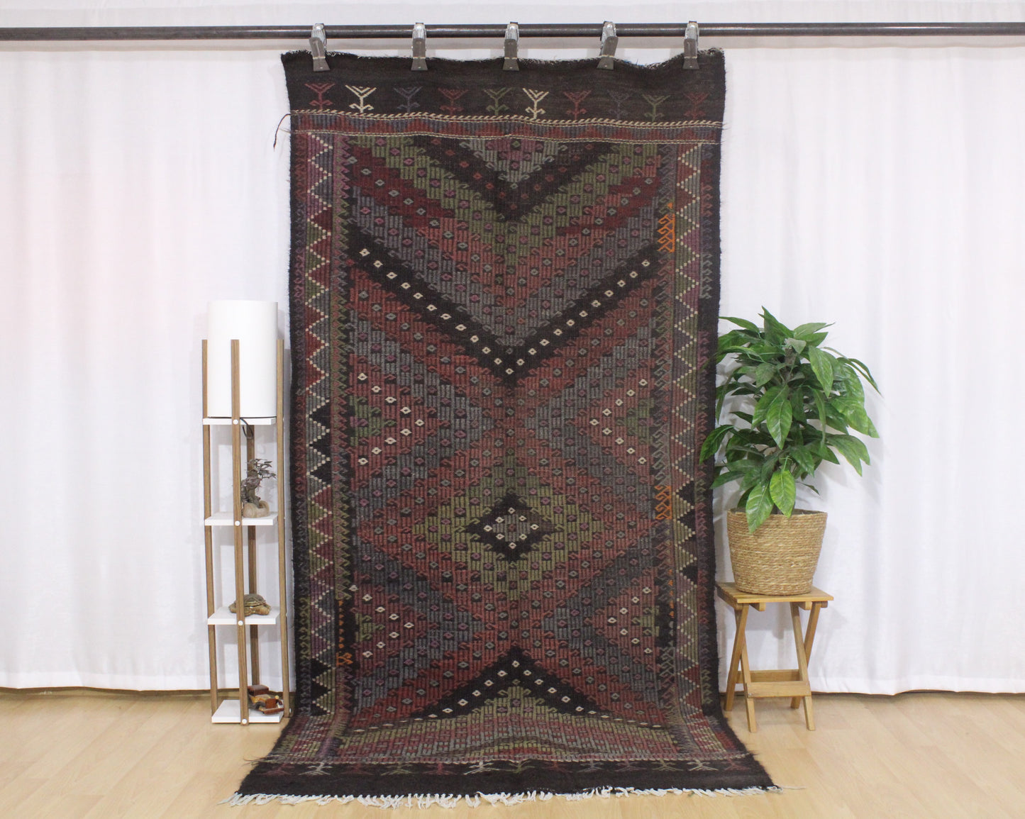 Handwoven Turkish Vintage Kilim (4'7" x 9'10")