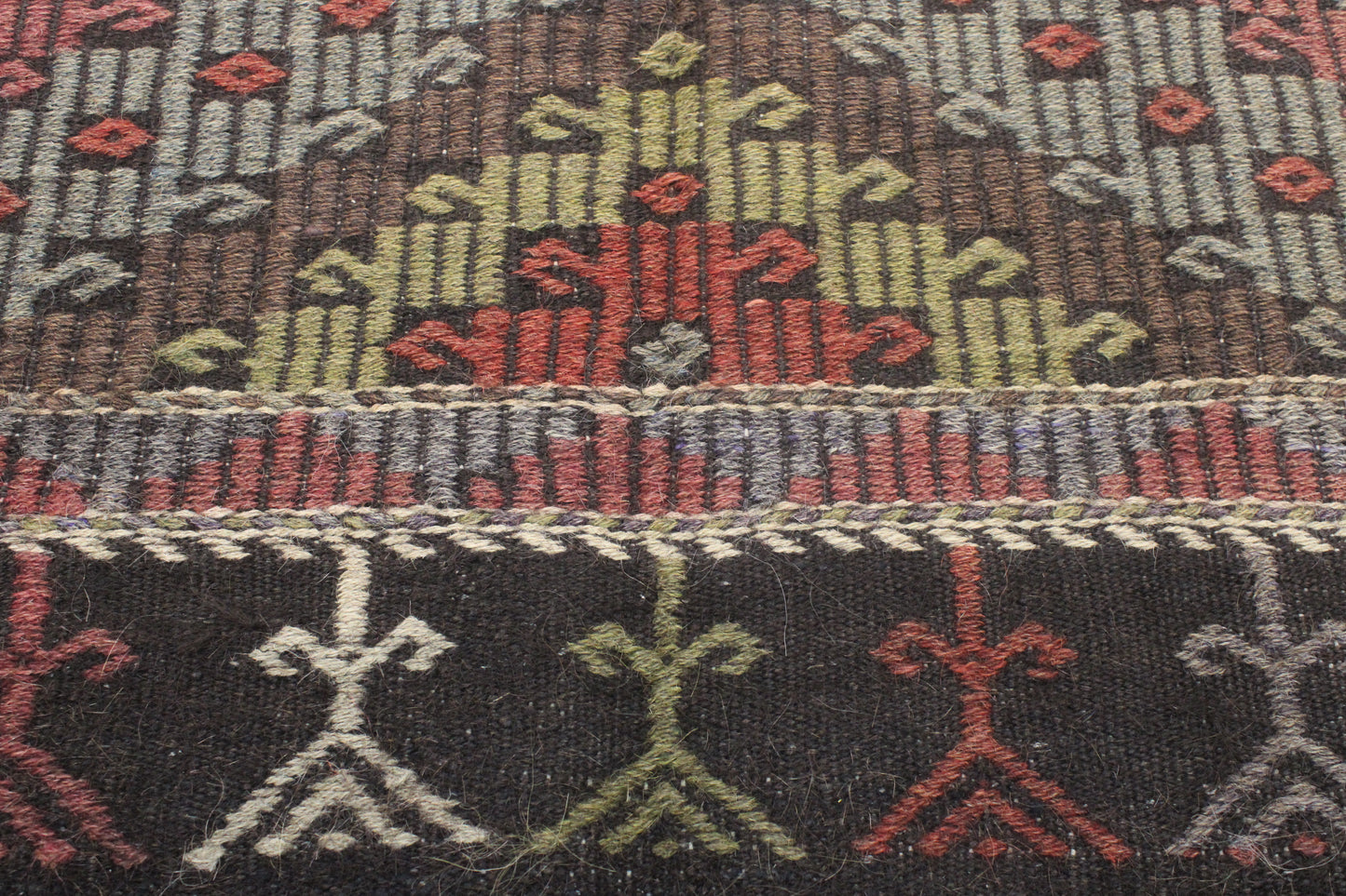 Handwoven Turkish Vintage Kilim (4'7" x 9'10")