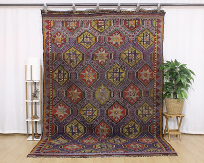 Handwoven Turkish Vintage Kilim (6'7" x 9'12")