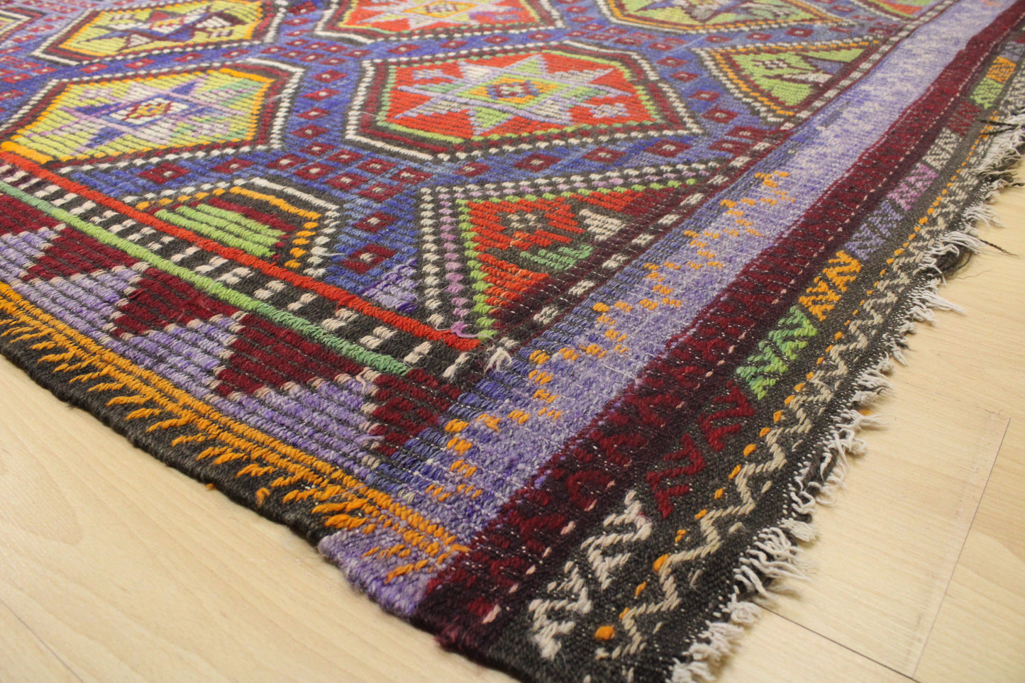 Handwoven Turkish Vintage Kilim (6'7" x 9'12")