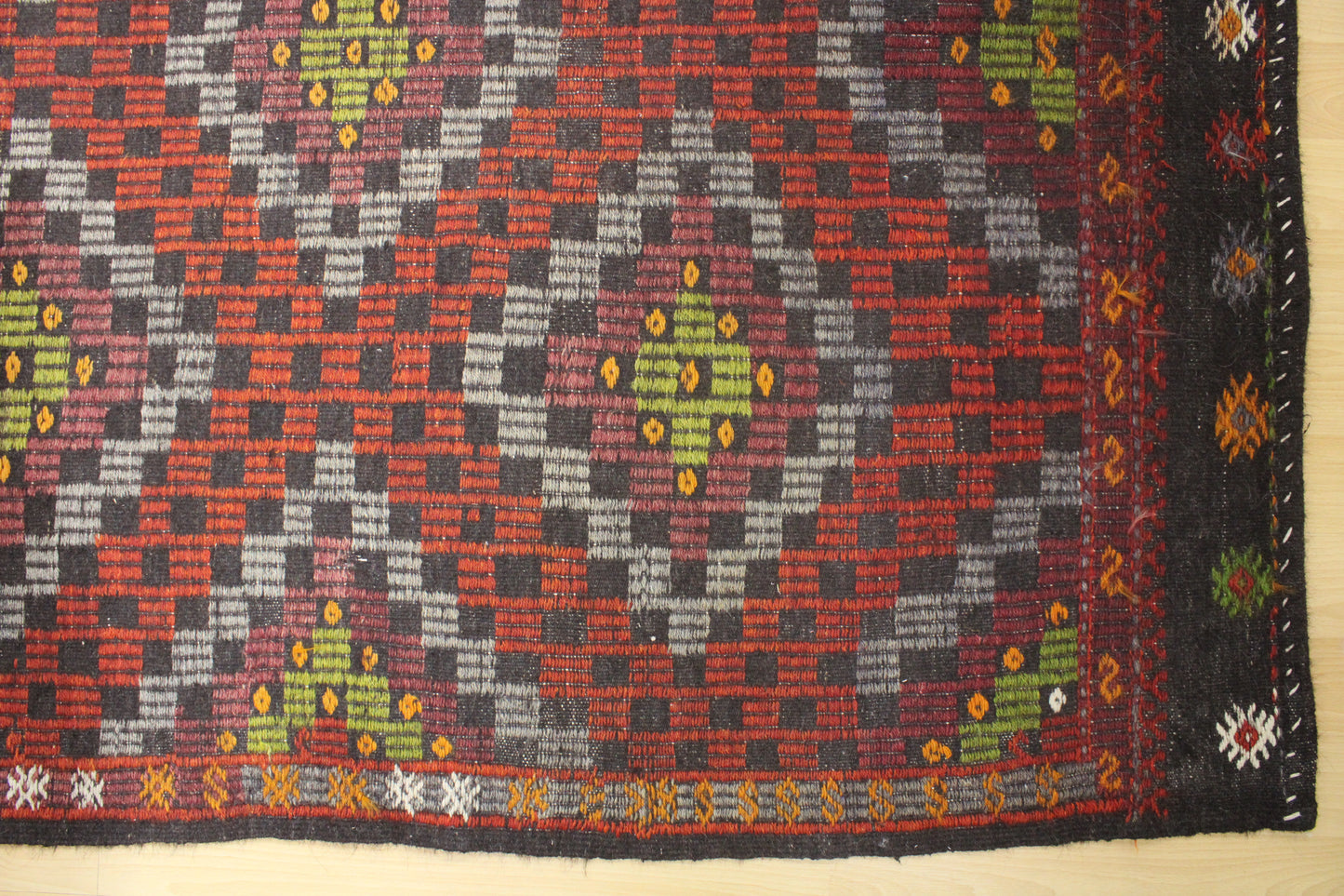 Handwoven Turkish Vintage Kilim (5'7" x 10'1")